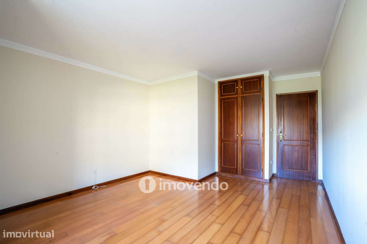 Apartamento T2, com estacionamento e arrecadação, no Porto-16