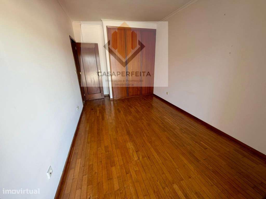 Fabuloso Apartamento T2 com Varanda e Box - Olival-12