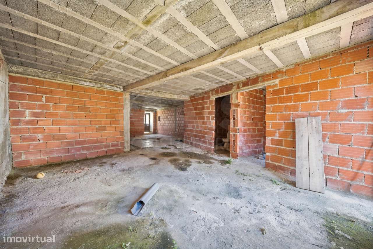 Moradia T3 com quintal para recuperar em Atouguia da Baleia - Grande imagem: 5/30