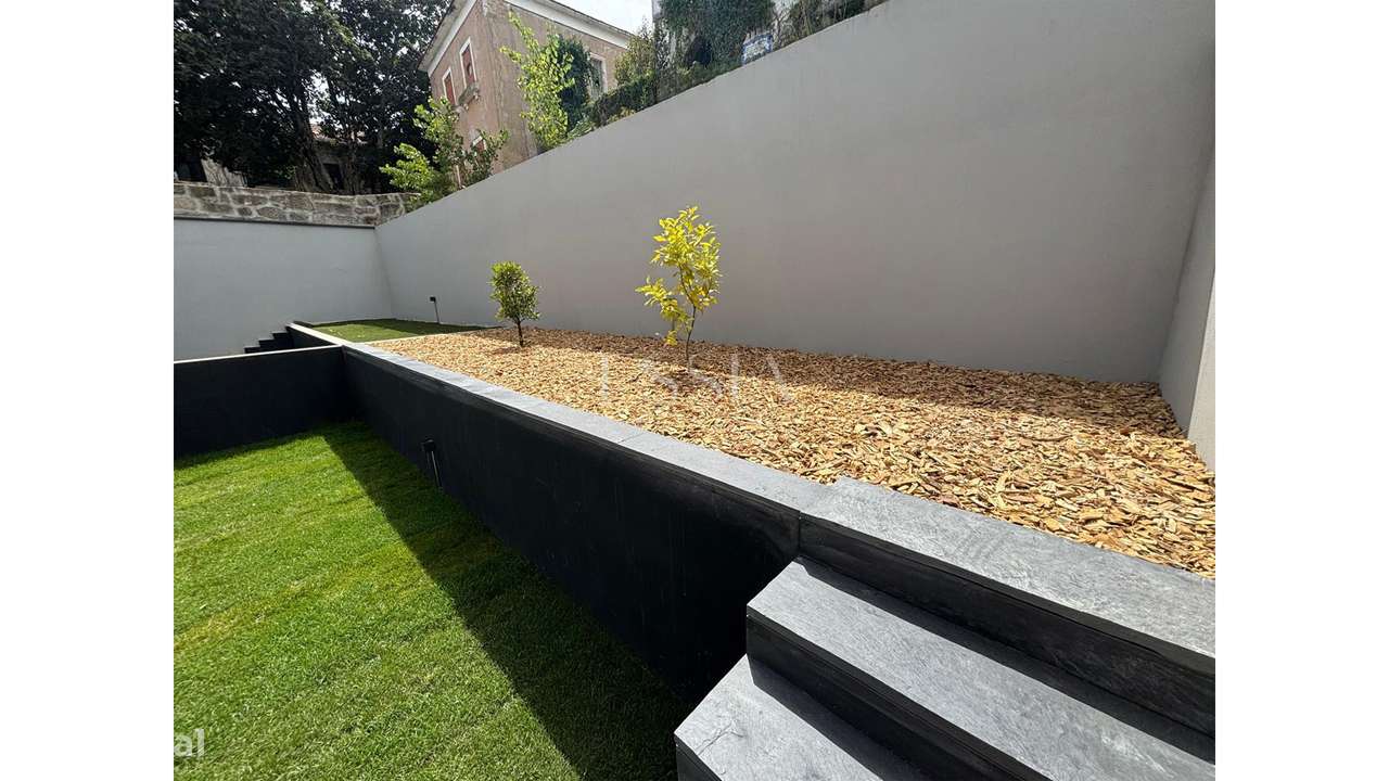 Moradia Geminada T3+1 com Jardim e Três Frentes na Boavista-14