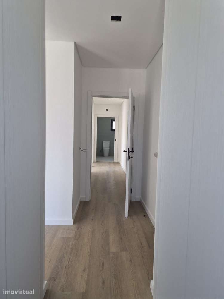 Moradia T3, térrea, geminada com garagem e jardim. Fração "A"-11