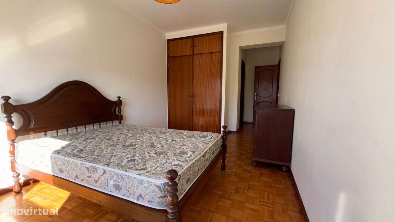 Apartamento T2 com 2 casas de banho e varanda. Junto a hipermercado...-8