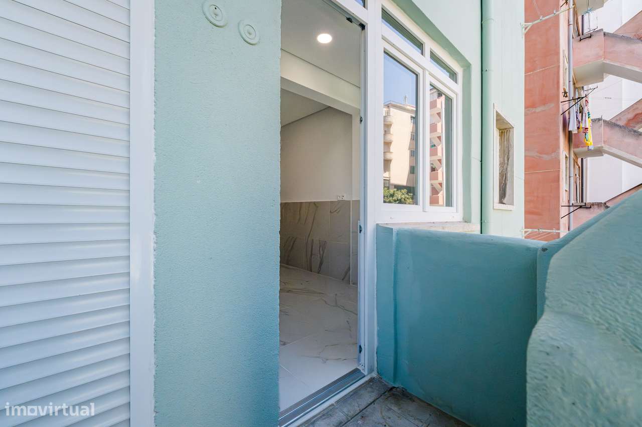 T2+1 Totalmente renovado com piscina | Penha de França |-30