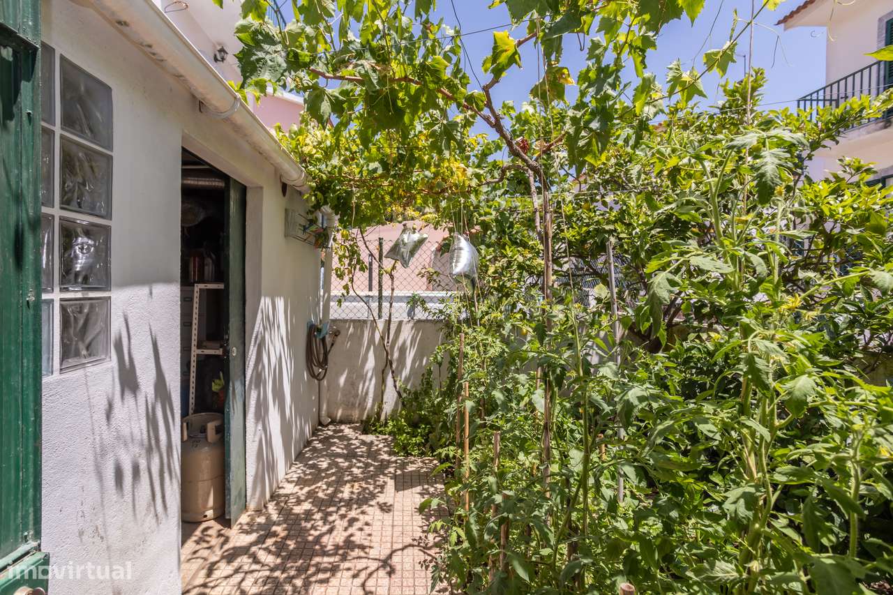 Moradia Geminada com Jardim, Cave e Garagem.-8