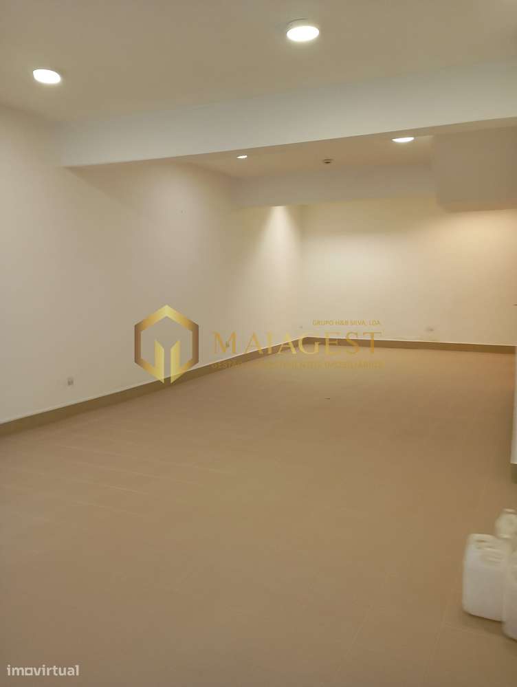 Loja totalmente renovada junto da estação de Metro de Faria Guimarães - Grande imagem: 3/20