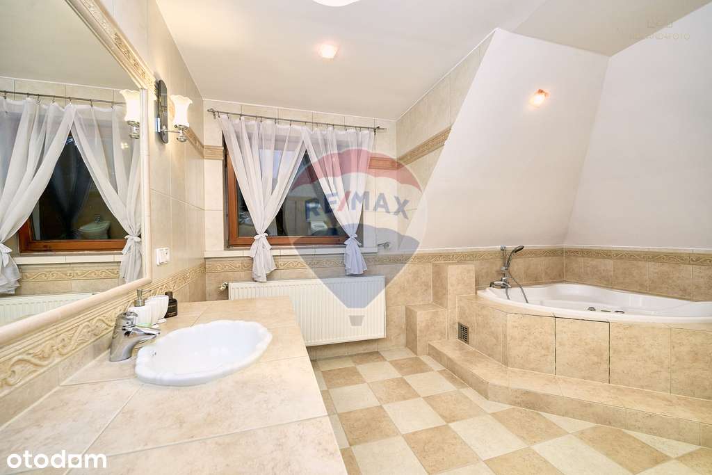 Klimatyczny dworek z basenem i kortem tenisowym-14