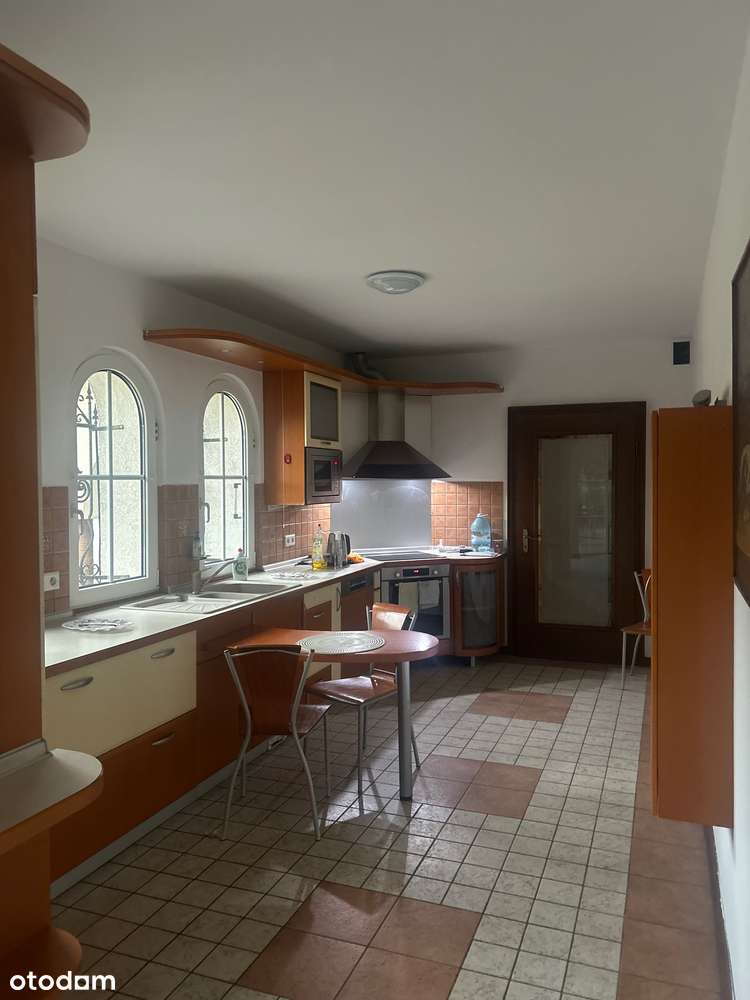 Przestronny dom z pięknym ogrodem w klimacie mini zamku-6