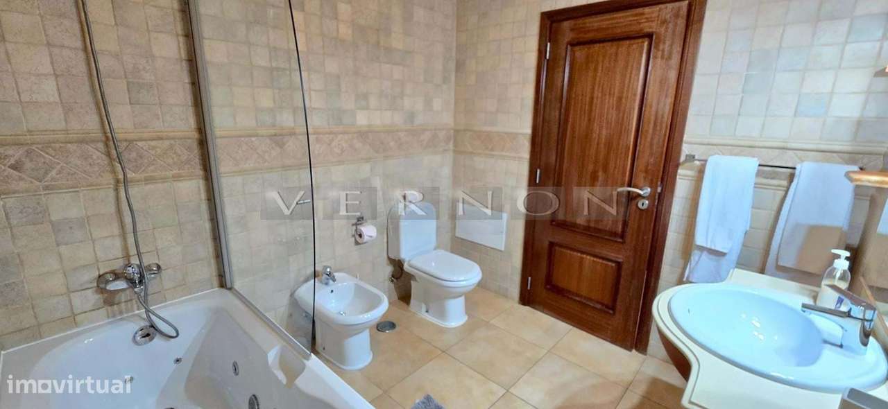 Moradia em Banda Duplex T2+2 com Piscina Privada e Garagem Dupla | Si-18