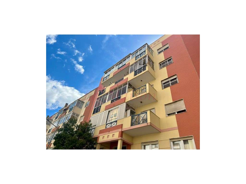 Apartamento T2 na Tapada das Mercês-23
