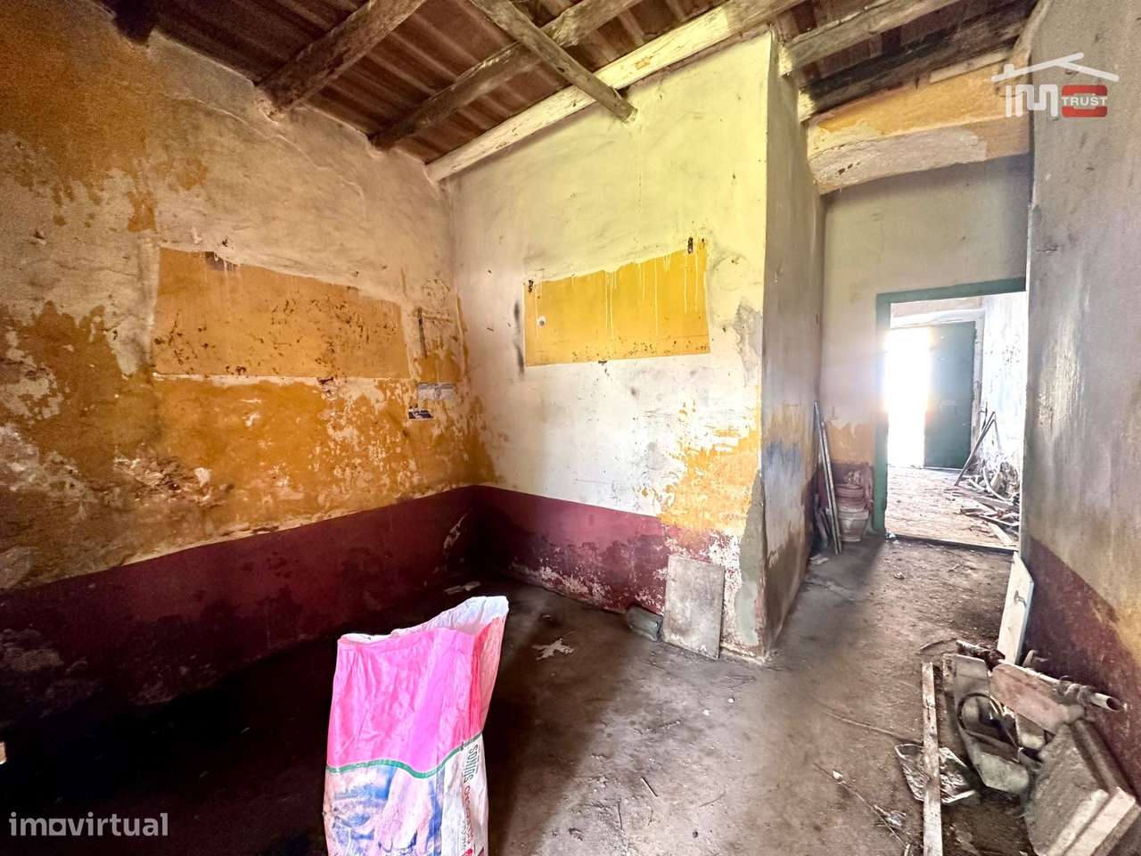 Fantástico Investimento - Moradia com Quintal - Sarilhos Grandes-15