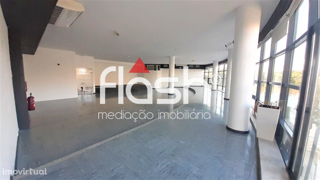 Sala para escritório em edifício empresarial em Carnaxide