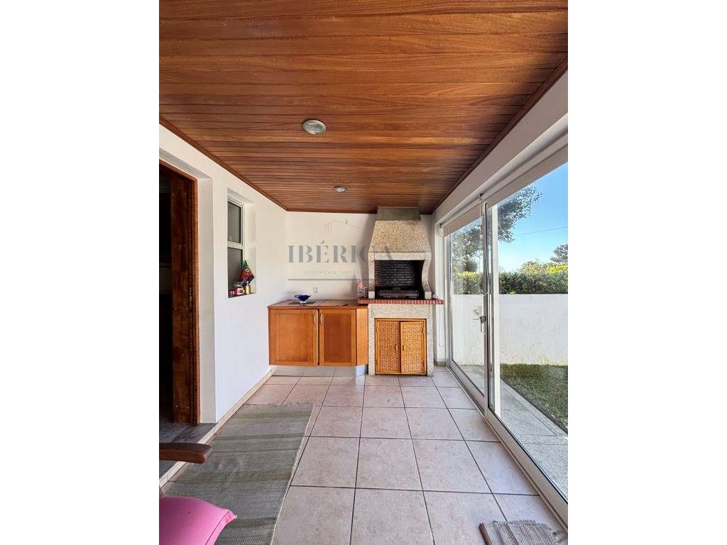 Moradia T4 com Jardim e Garagem | Próxima da Praia da Madalena - Grande imagem: 4/46