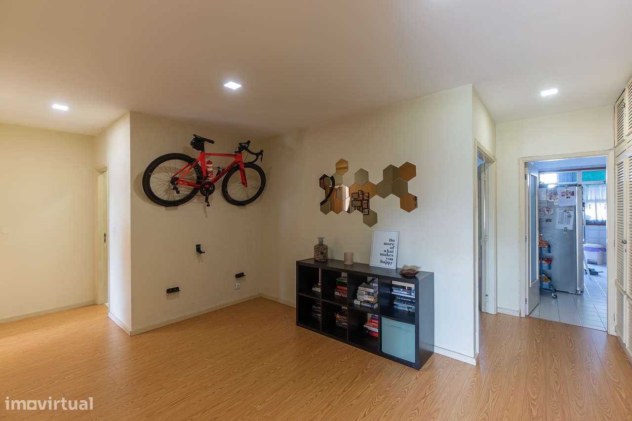 T3 com Varanda + Garagem | A 600m do Metro da Venda Nova-8