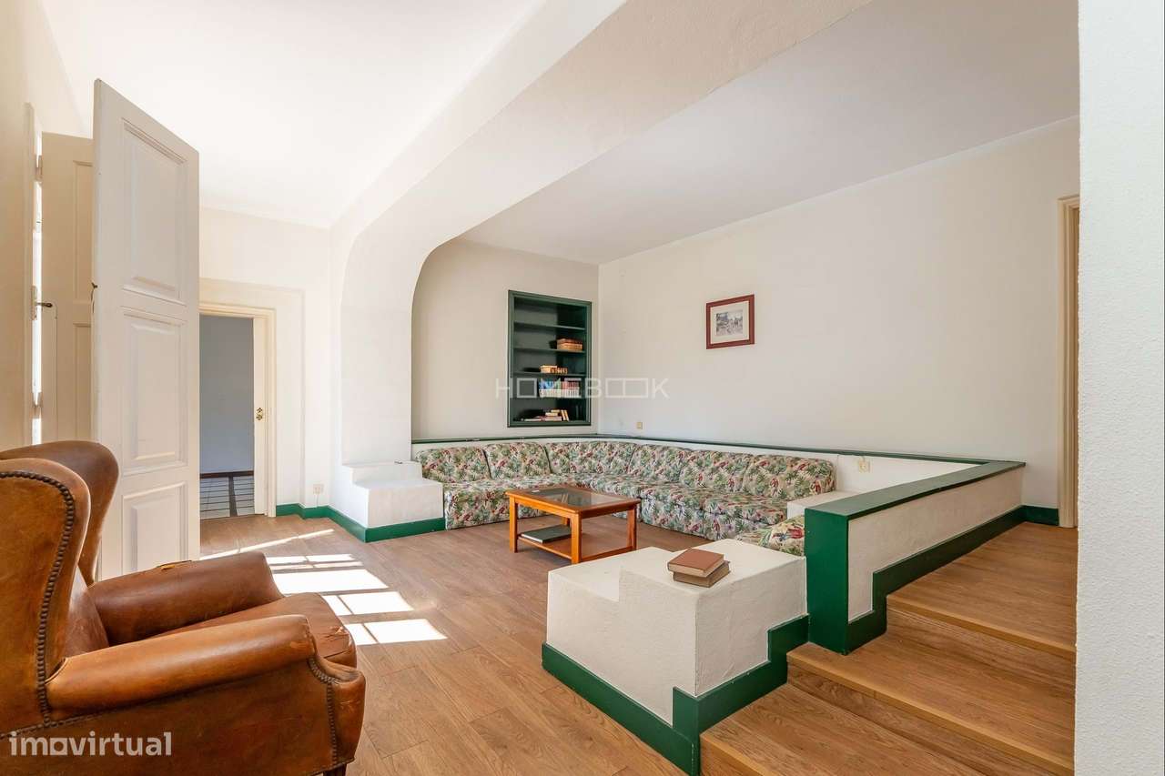 Moradia T8, com amplo jardim, para remodelar ou requalificar - Grande imagem: 2/53