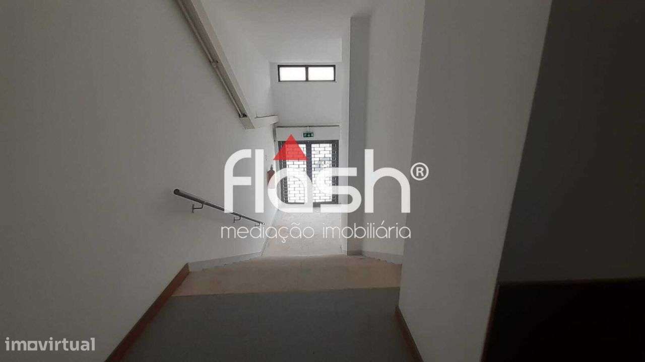 Arrendamento Espaço de loja/escritórios no Restelo - Grande imagem: 3/58