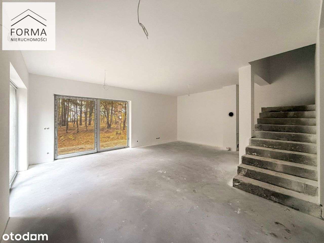 Dom ze ścianą lasu z panoramicznymi oknami - Pełny obrazek: 4/12