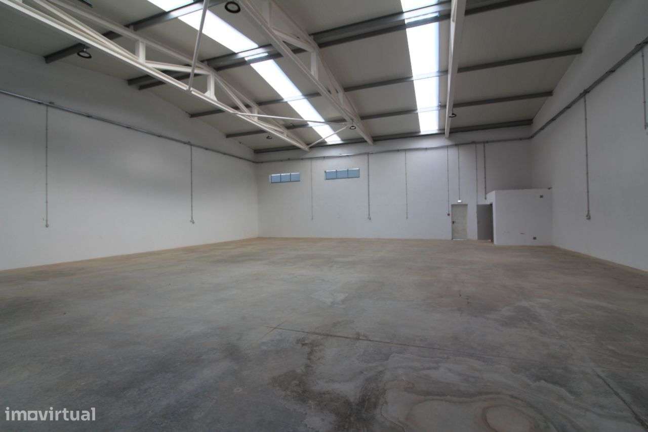 Armazém Industrial no Seixal - Grande imagem: 2/4