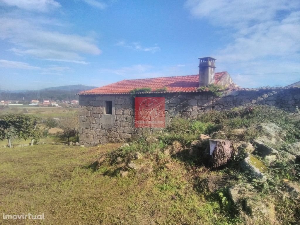 Quintinha com casa em ruína