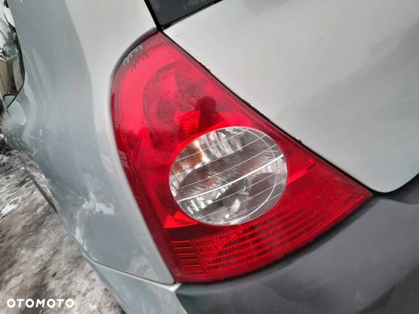 RENAULT CLIO LAMPA TYLNA LEWA W BŁOTNIK - 1