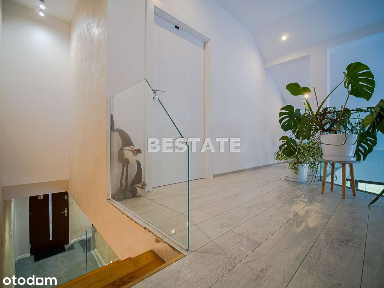 Komfortowy dom z basenem i budynkiem gospodarczym-18