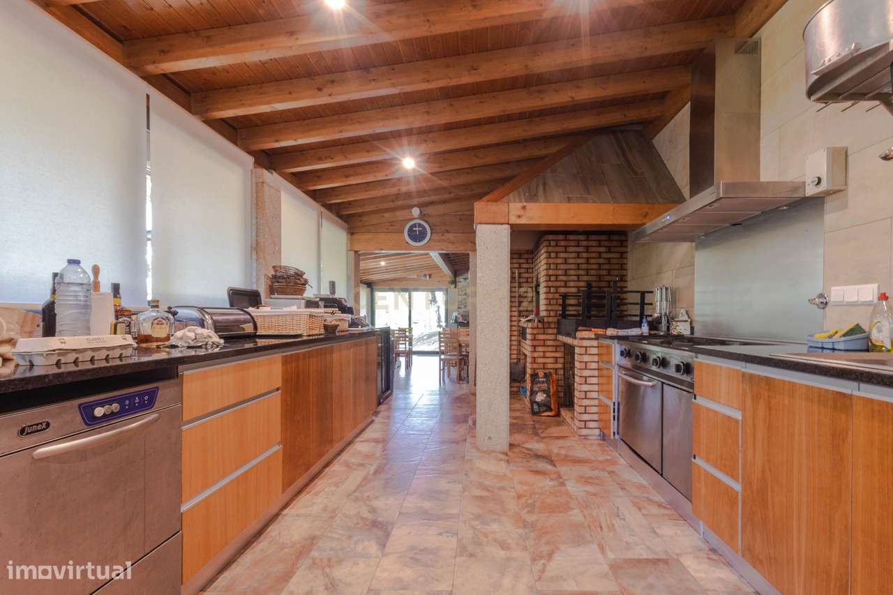 Quinta de Luxo de Vinho e Natureza com Potencial de Expansão perto do-26