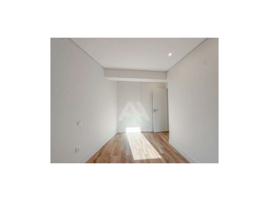 Apartamento T2 renovado no Monte Estoril-14