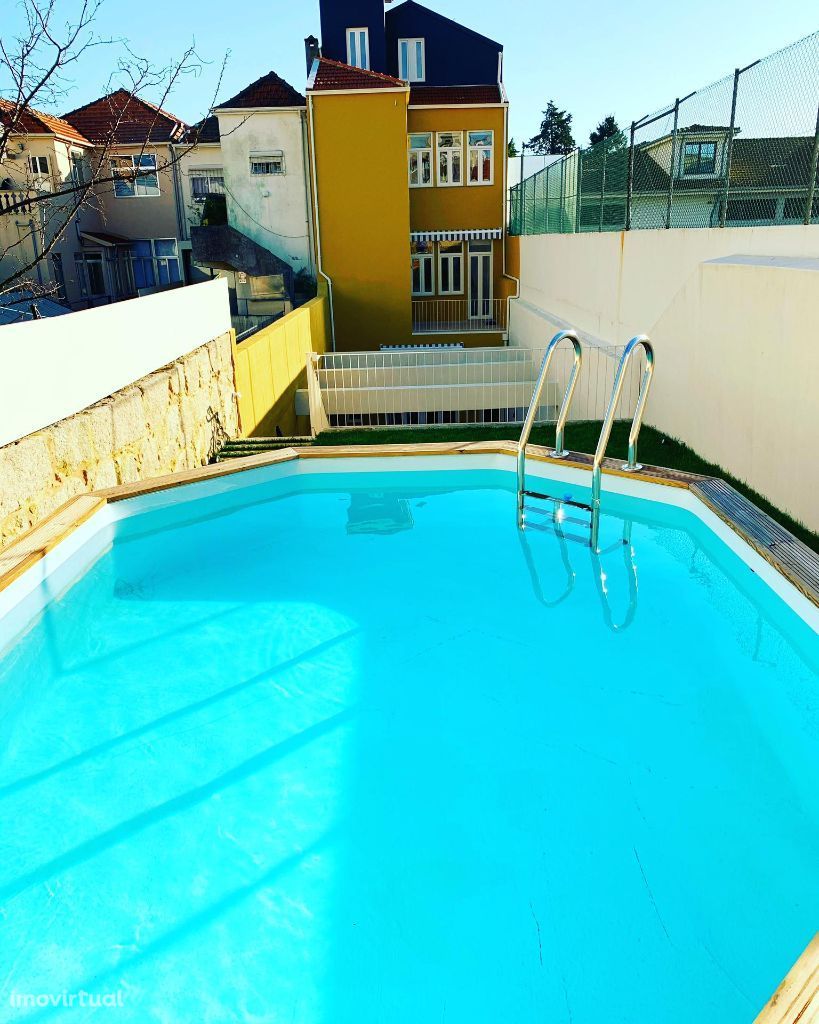 Apartamento Luxo em condomínio fechado com jardim e piscina (R/ch)