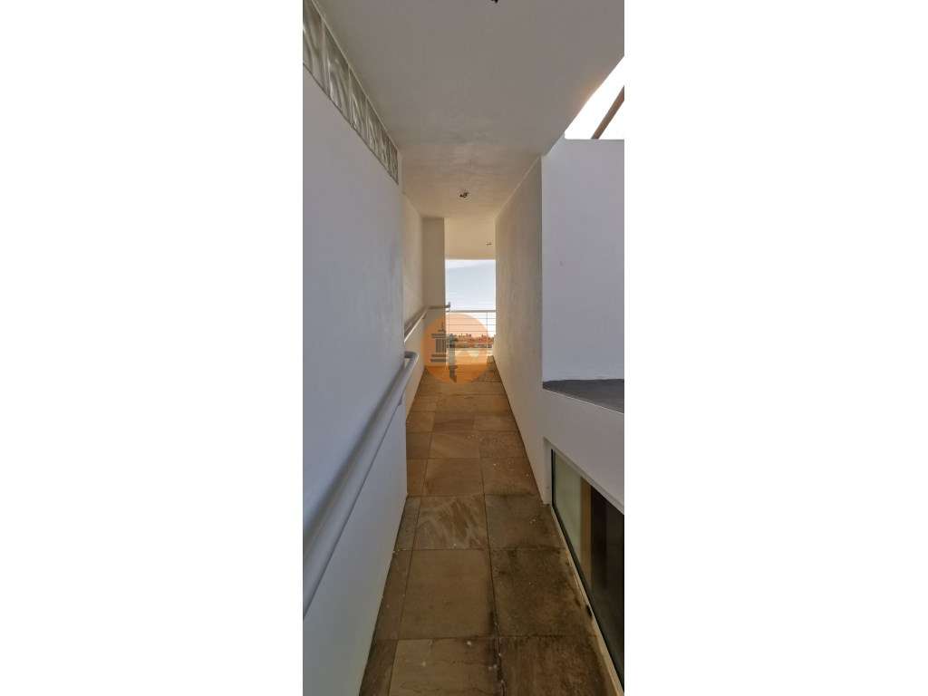 Moradia totalmente renovada numa zona calma onde predomina a habita...-15