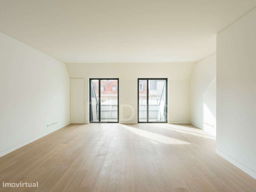 Penthouse T3 com varanda ampla e garagem privada, em Lisboa-43