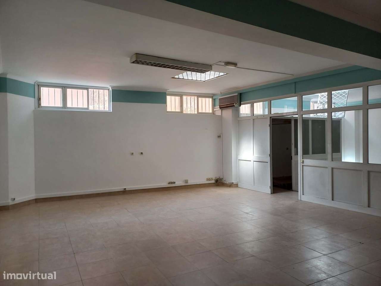 Loja remodelada recente, em edifício moderno, junto Loja do Cidadão do - Grande imagem: 5/17