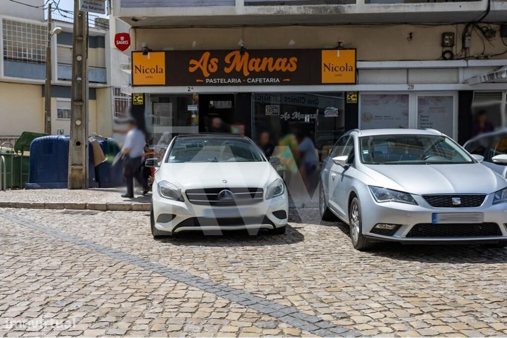 Trespasse de café equipado e funcional no centro do Laranjeiro