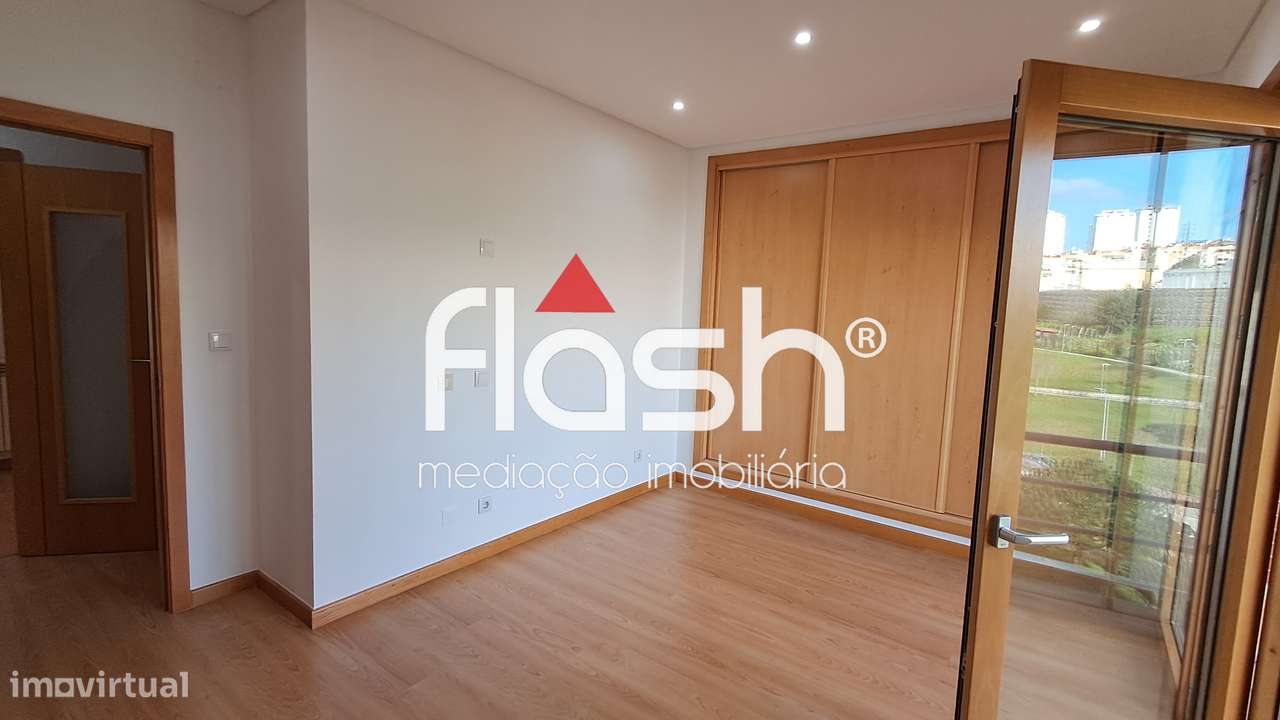Apartamento T3 com 4 parqueamentos em Odivelas-14