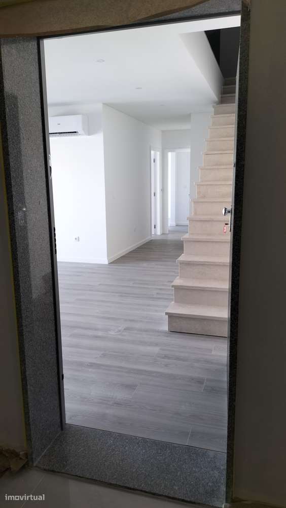 T2 duplex com parqueamento e arrecadação.-8