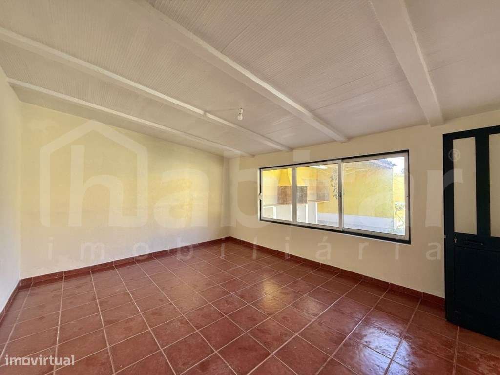 Moradia com Garagem, Piscina e Jardim - Excelente Oportunidade!-17