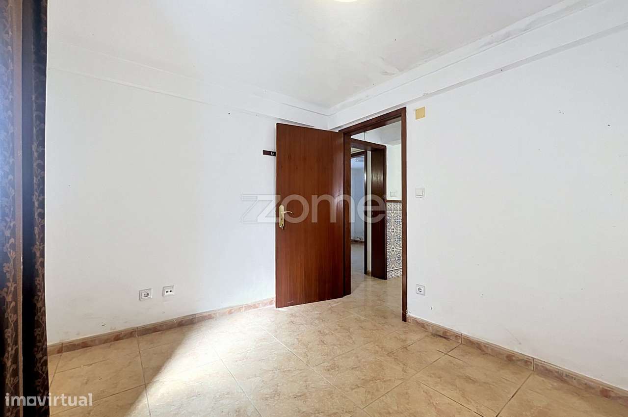 Moradia T4 com jardim e espaço exterior-10