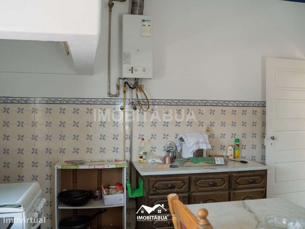 Espaço comercial com habitação T5 no centro da vila-10