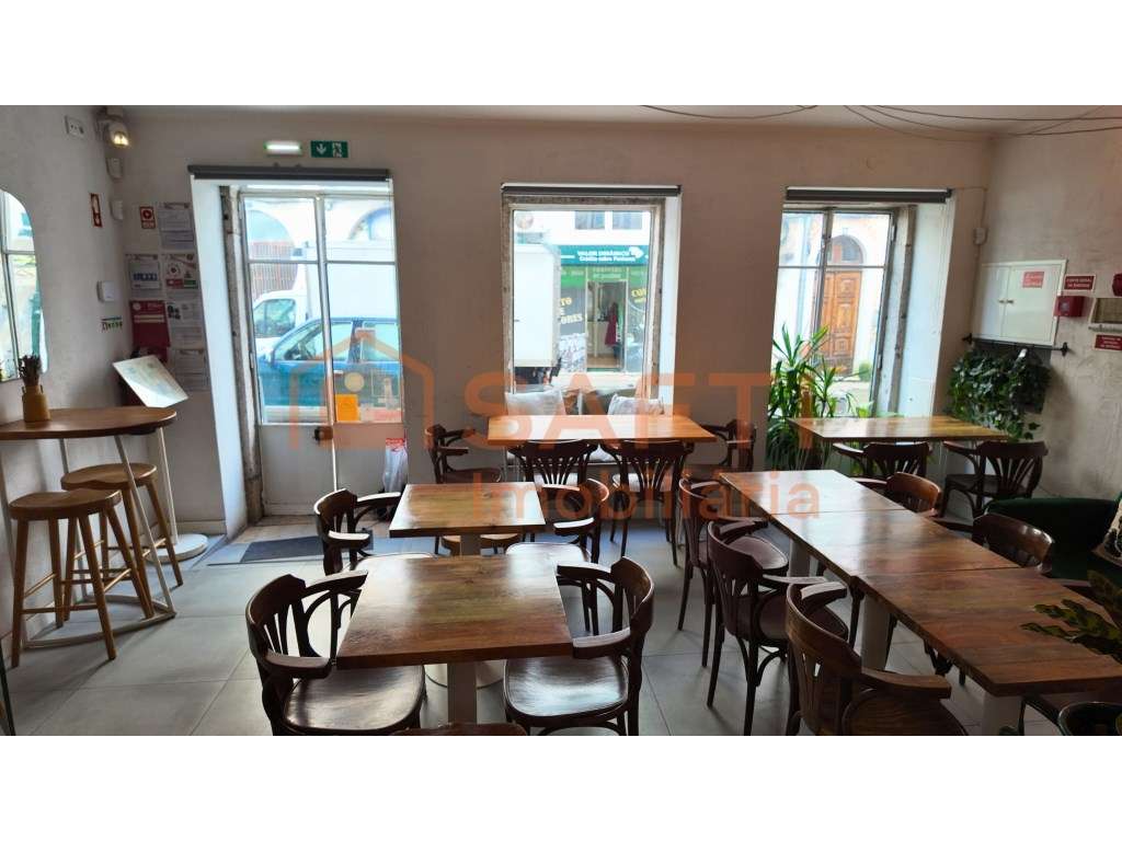 Trespasse de restaurante em rua movimentada de Alcântara - Grande imagem: 5/21