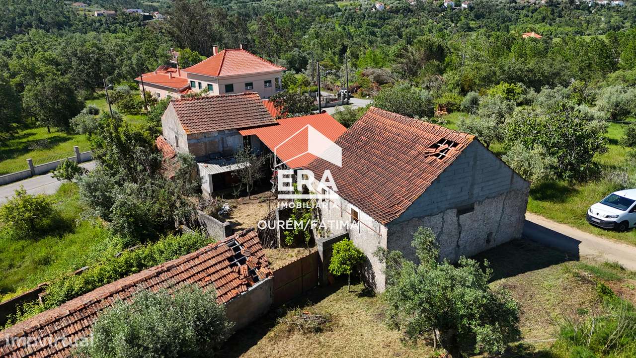 Moradia T2 com quintal localizada no Olival-18