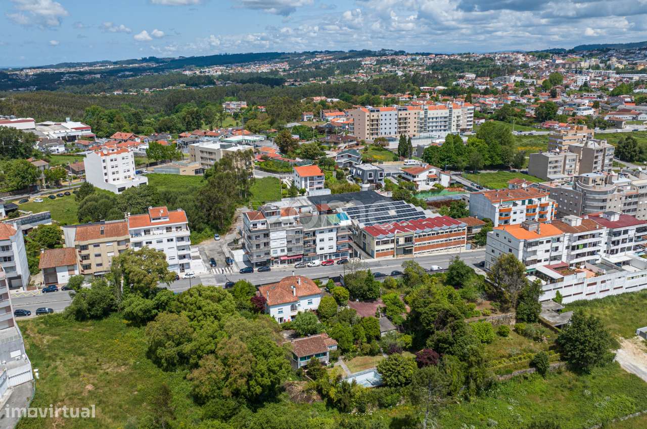 Armazém ao centro de São João da Madeira - Grande imagem: 5/51