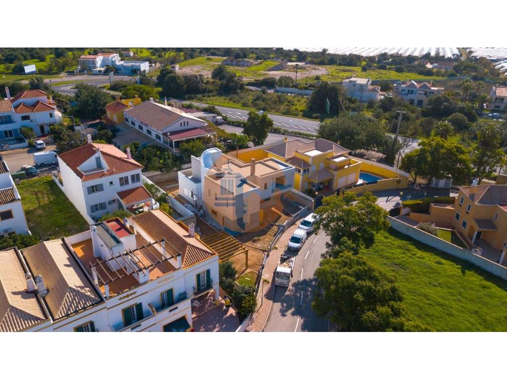 Moradia Isolada V4 com Piscina em Construção-37