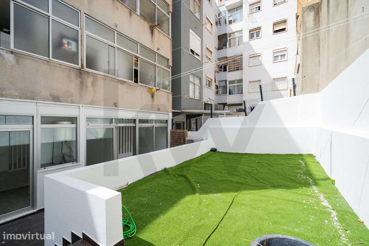 Excelente T1 renovado com Terraço em Algés-12