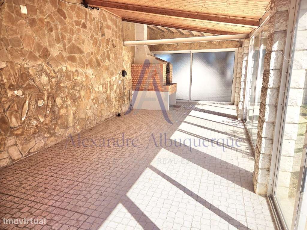 Moradia Isolada com Piscina T3+2-42