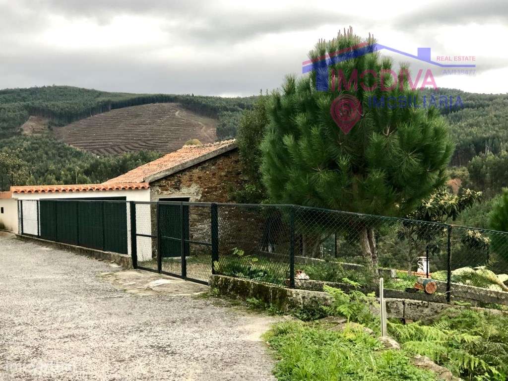 Casa típica de pedra em Castanheira de Pera-0