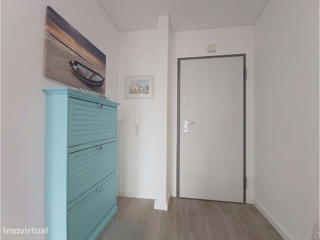 T2 remodelado em condomínio com piscina e campo de ténis-3