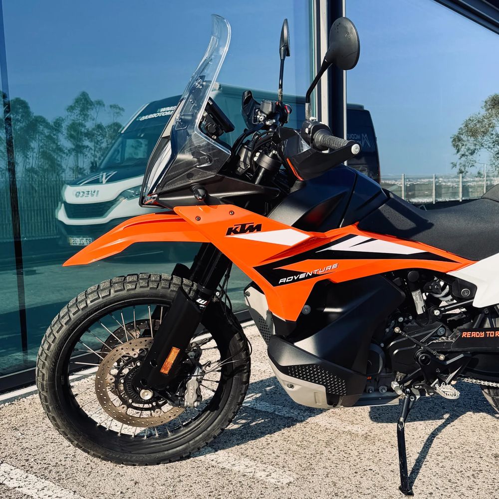 KTM 890