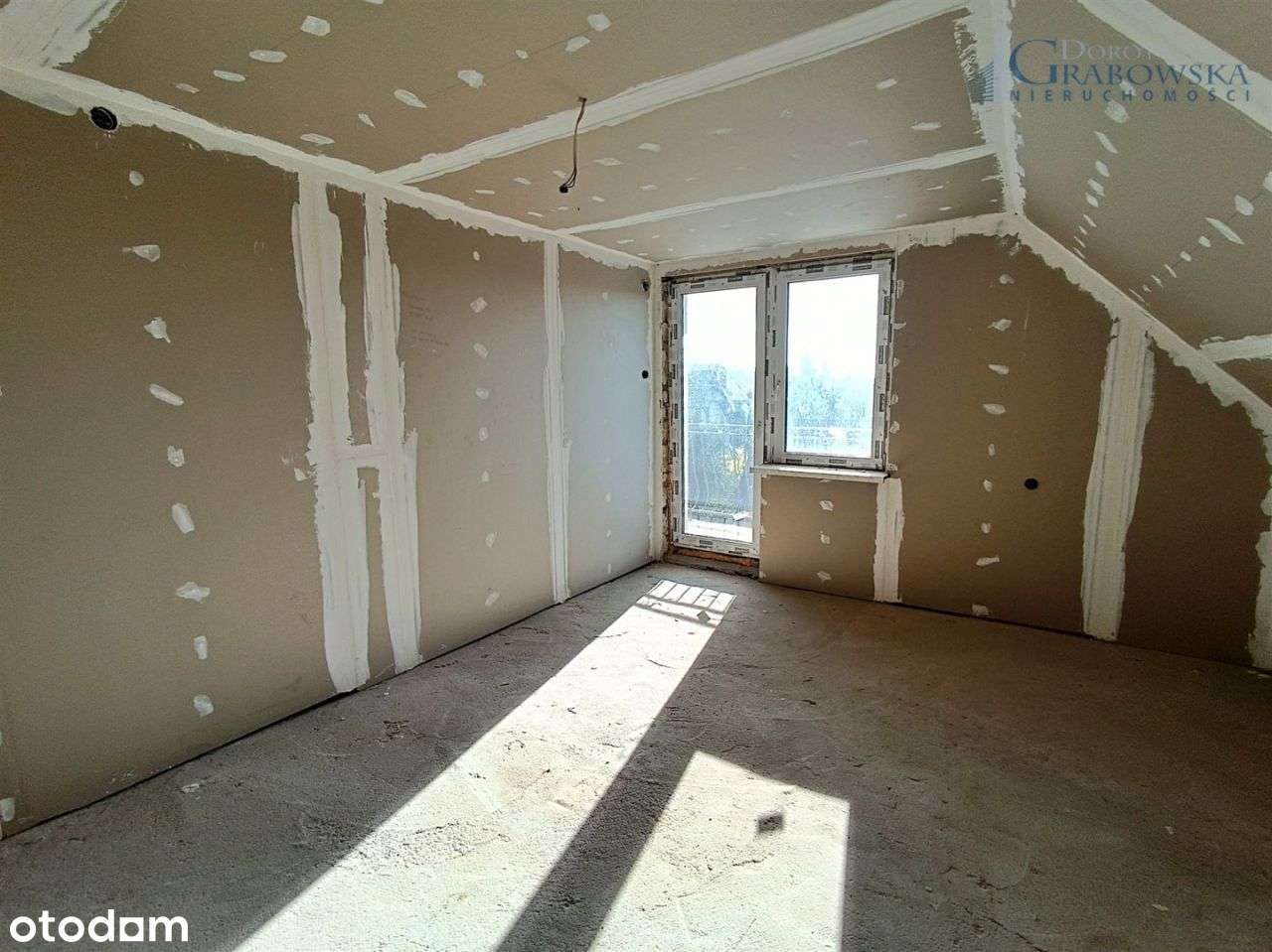 Wolnostojący dom w ładnym otoczeniu.-12