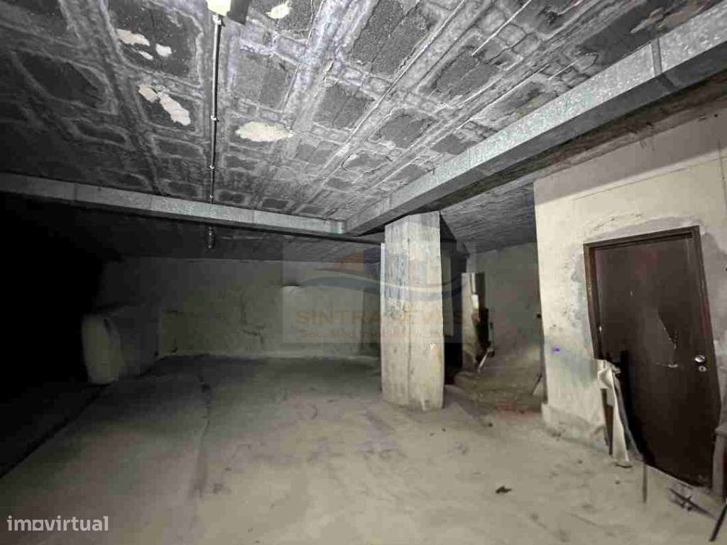 Garagem Estilo Bunker no Centro da Parede - Grande imagem: 4/8