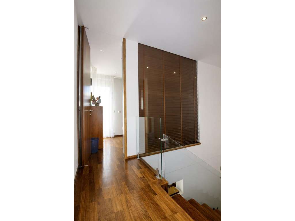 Moradia T4 com 4 frentes e jardim privado com árvores espaço e lumi...-27