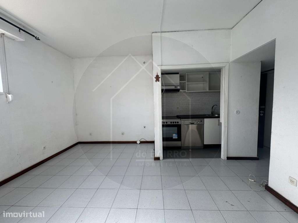 Apartamento T0, boa luminosidade, às Antas, Porto - Grande imagem: 3/10