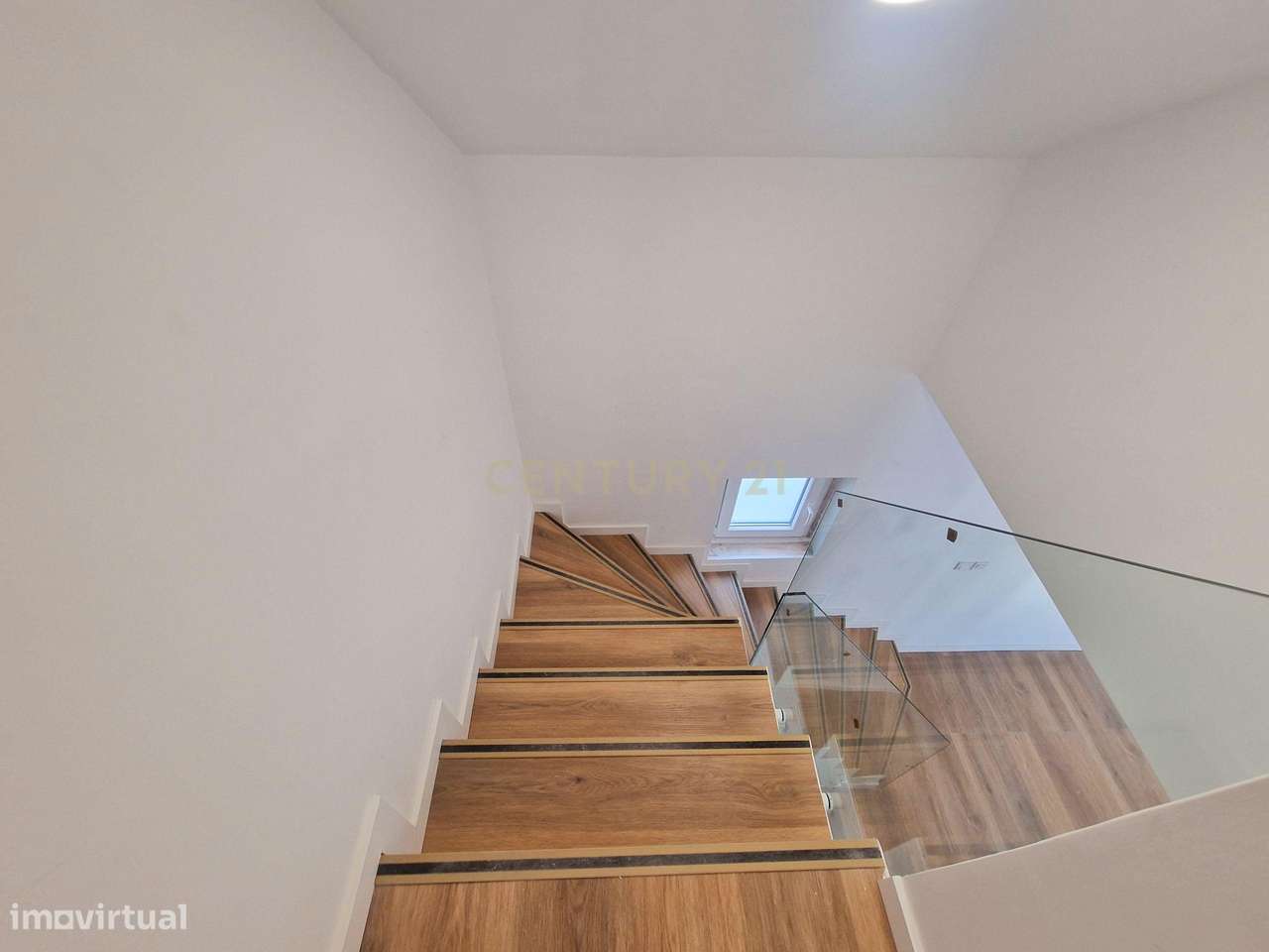 Moradia isolada c/ 4 assoalhadas totalmente remodelada c/ possibilidad-9